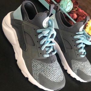 Nike huaraches size 7Y women’s 8.5/9